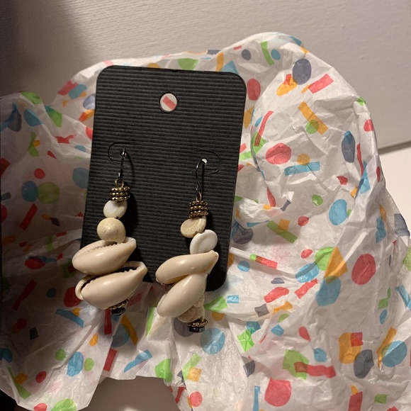 Necklace with Metal Gold Spikes and Shell Earrings - Picture 3 of 4